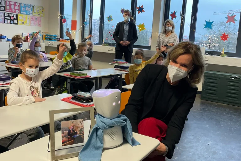 BroMediaBerlin-AV1-BeateStoffers-Pusteblume02 Beate Stoffers in der ersten Klasse, neben dem AV1.