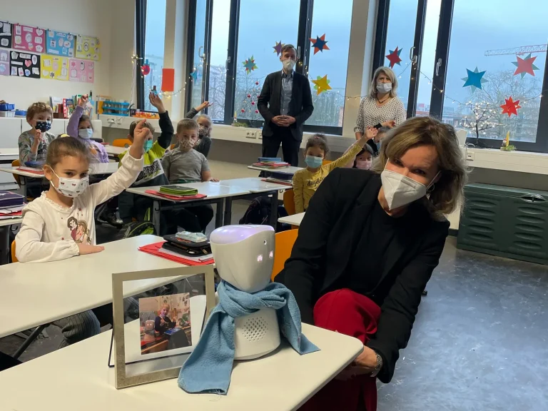 Beate Stoffers in der ersten Klasse, neben dem AV1.