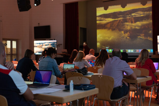 Elternschulung in einer Schulaula