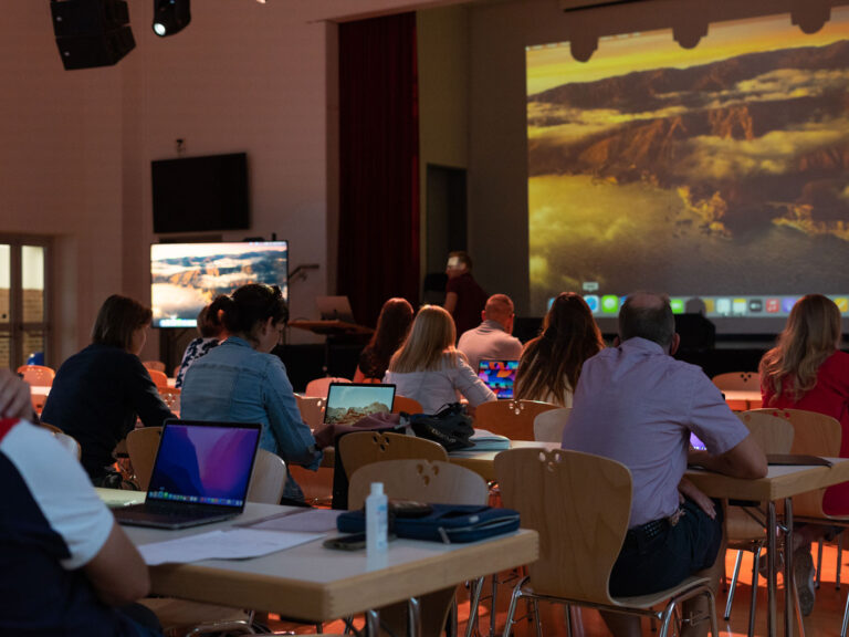Elternschulung in einer Schulaula