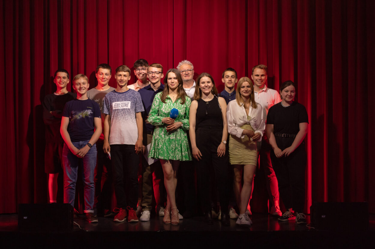 Produktionsteam der Festveranstaltung auf der Bühne